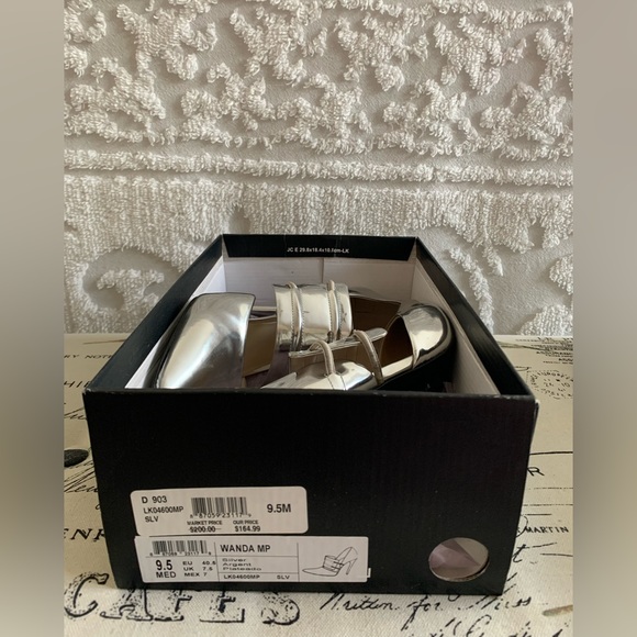 Kenneth Cole Stiletto Shoes: Silver Mirror, Wide Stretchy Front Strap. Size 9.5 - Picture 11 of 13